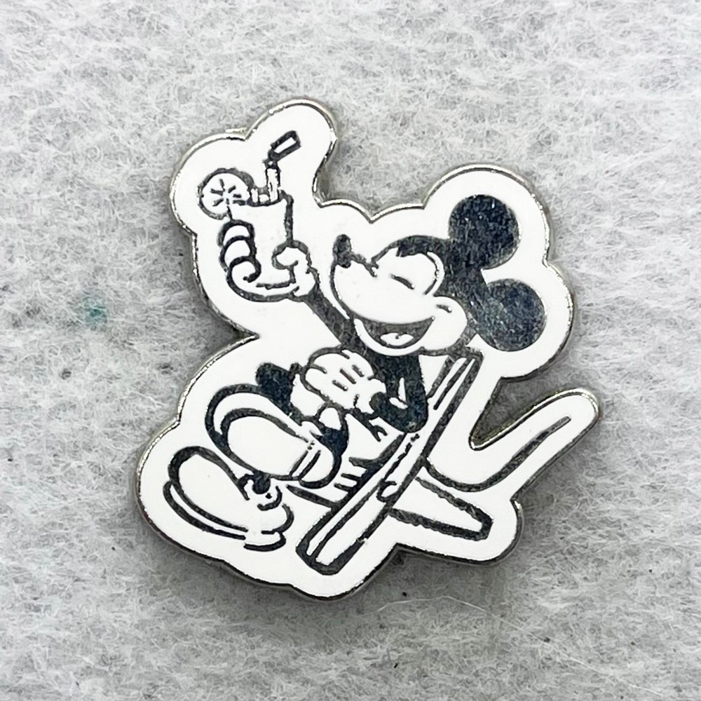 🔮 5/$25 Disney Vacation Mickey Lounge Chair Pin